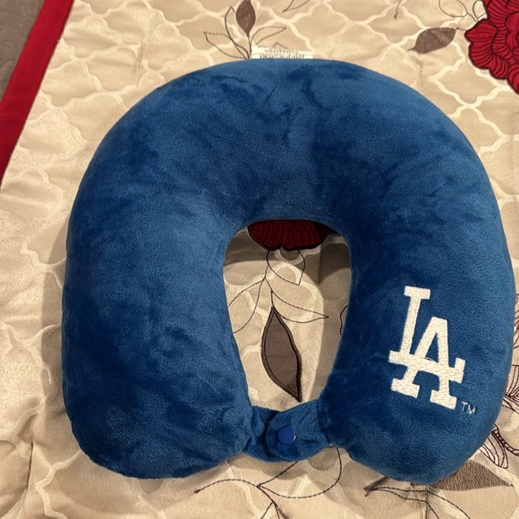Other - LA DODGERS TRAVEL NECK PILLOW TEAM LOGO COLOR SNAP CLOSURE POLYESTER MLB